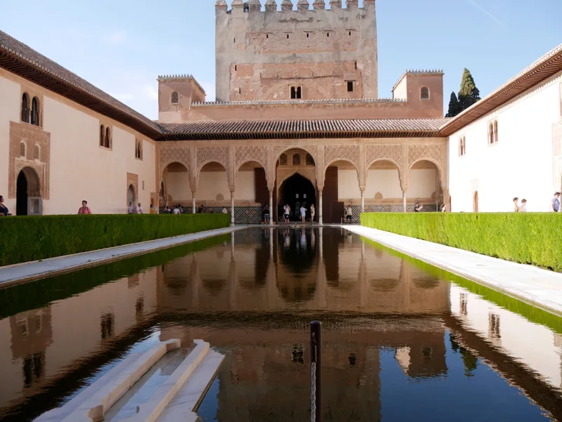 阿爾罕布拉宮，桃金孃中庭（Patio de los Arrayanes）