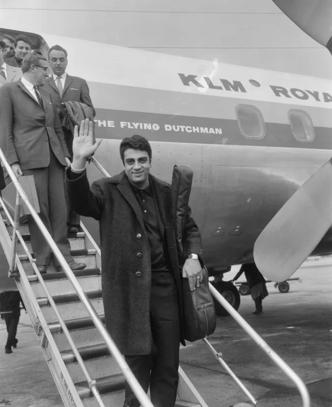 Enrico Macias 1965, arriving with guitar