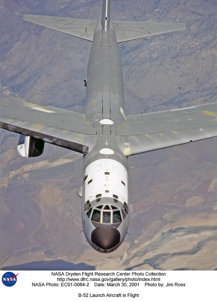 NASA B-52 發射載機，攝於 2001 年（NASA/Jim Ross）